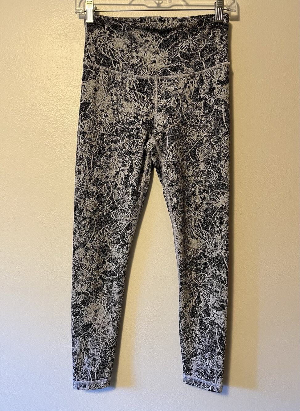 Athleta Elation Leggings Floral Graffiti 7/8 Tight Black White Size XS Yoga Gym